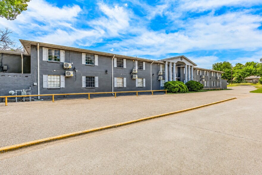 More Photos Of 1500 E Beverly Dr, Corsicana Apartments For Sale
