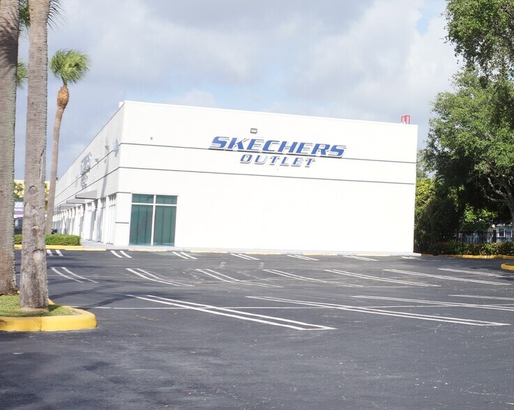 More Photos Of 755-833 NW 167th St, Miami Flex For Lease