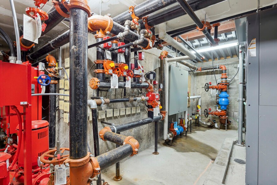 More Photos Of 335 College St, Toronto Apartments For Sale