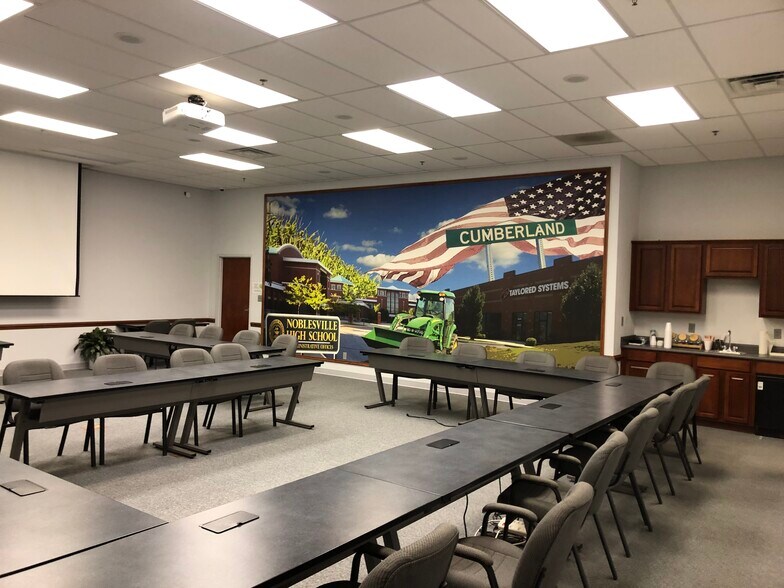 More Photos Of 14701 Cumberland Rd, Noblesville Research And Development For Lease