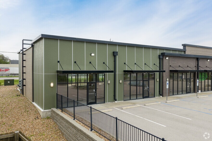 More Photos Of 1560 Veterans Memorial Pkwy, Saint Charles Unknown For Lease