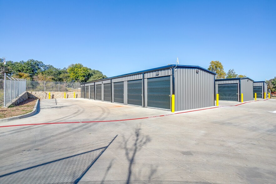 More Photos Of 1321 Kerry ln, Azle Industrial For Sale