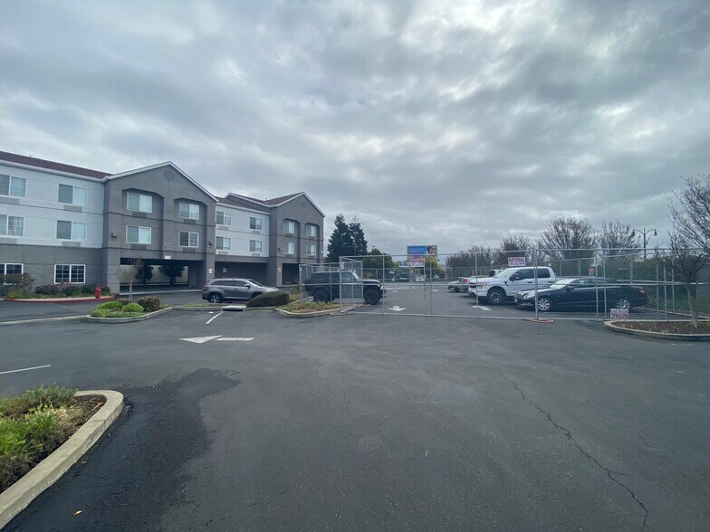 More Photos Of 66 Airport Access Rd, Oakland Land For Lease