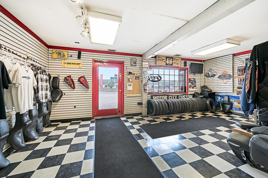 More Photos Of 287 Dean Ave, Oshawa Freestanding For Sale