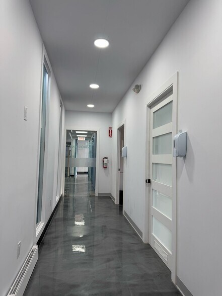 More Photos Of 3858-3870 Notre-Dame, Laval Office For Sale