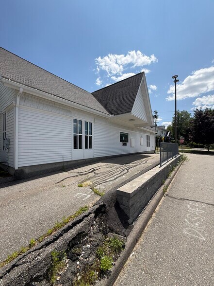 More Photos Of 947 Massachusetts Ave, Lunenburg Bank For Lease
