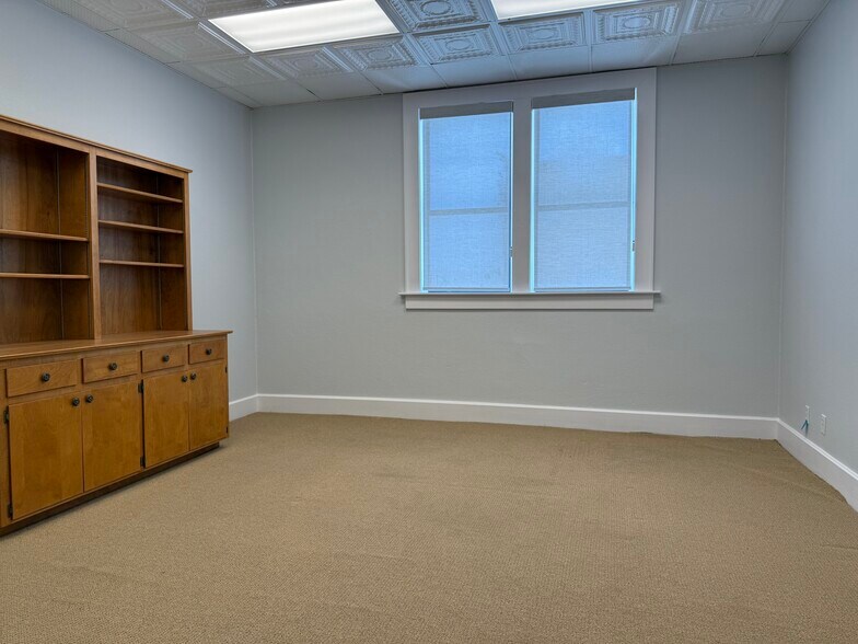 More Photos Of 113 E 3rd St, Taylor Storefront Retail Office For Lease