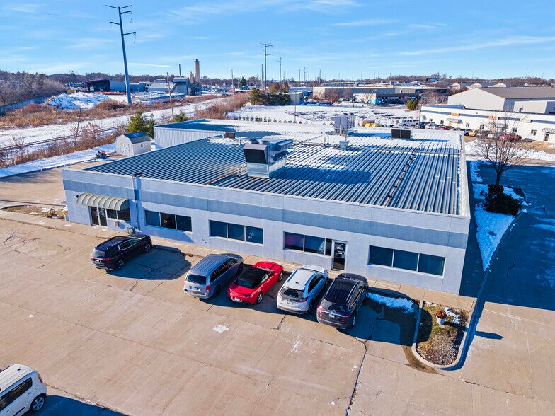 More Photos Of 1615 Commerce Pky, Bloomington Office For Lease