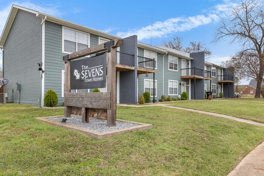 More Photos Of 705-715 W Crawford St, Denison Apartments For Sale