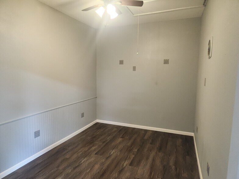 More Photos Of N91W16356 Pershing Ave, Menomonee Falls Flex For Lease