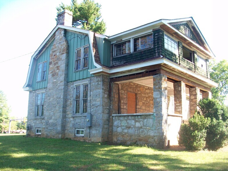 More Photos Of 328 Buckmarsh St, Berryville Flex For Sale