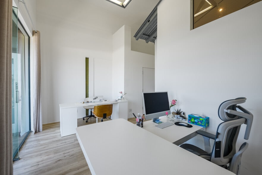 More Photos Of 1501 Main St, Venice Storefront Retail Office For Lease