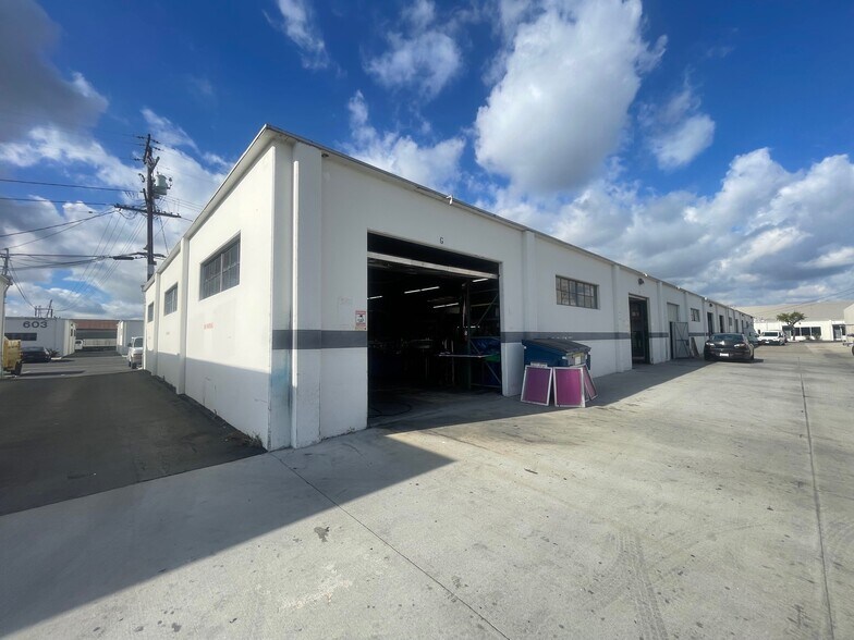 More Photos Of 3014 S Halladay St, Santa Ana Warehouse For Lease