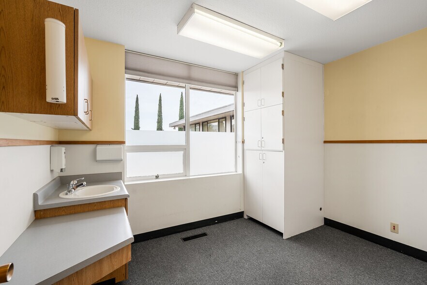 More Photos Of 125 NE Manzanita Ave, Grants Pass Medical For Sale