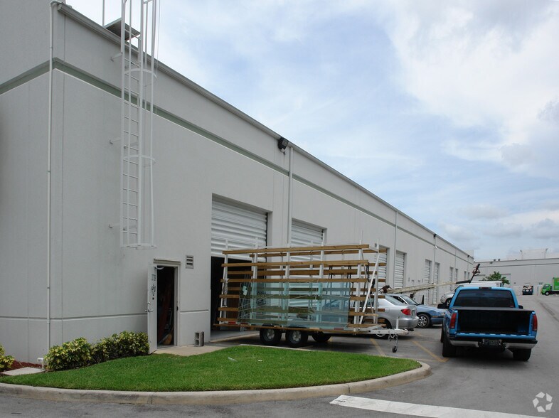 More Photos Of 2721-2737 NW 19th St, Pompano Beach Warehouse For Lease