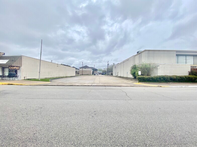 More Photos Of 1308 Boston Ave, Nederland Bank For Sale