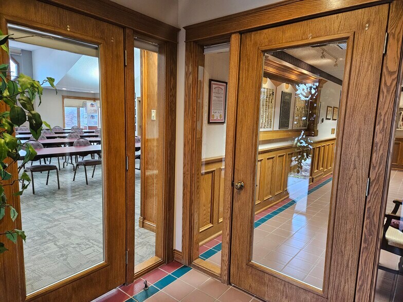 More Photos Of 3165 Cabaret Trl S, Saginaw Office For Sale