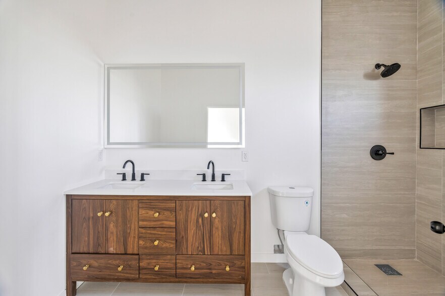 More Photos Of 10905 Dalerose Ave, Inglewood Multifamily For Sale