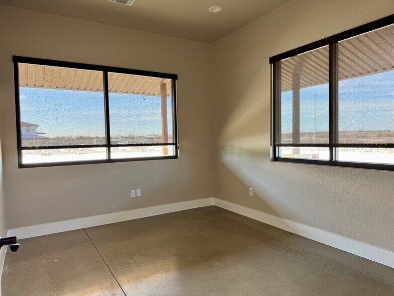 More Photos Of 105 McBar Dr, Jarrell Light Distribution For Lease