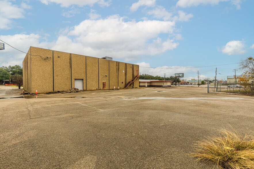 More Photos Of 1210 Lake Air Dr, Waco Freestanding For Sale