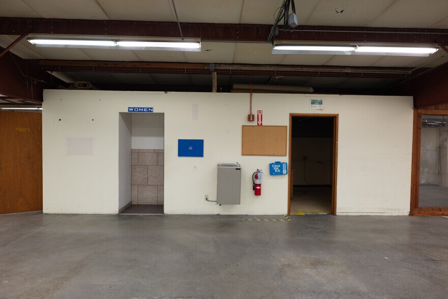 More Photos Of 970 NE 21st Ct, Oak Harbor Manufacturing For Lease