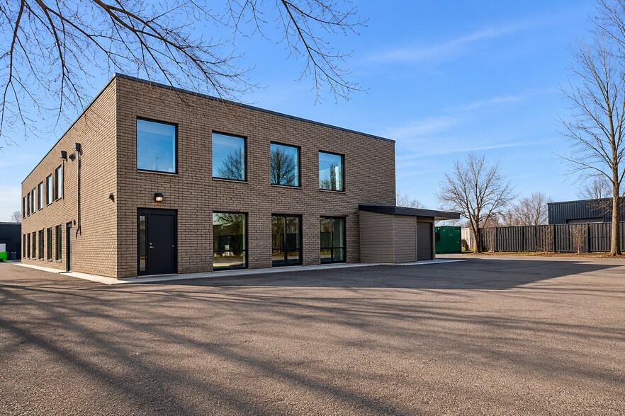 More Photos Of 445 Rue Du Parc-Industriel, Longueuil Serviced Offices For Sale