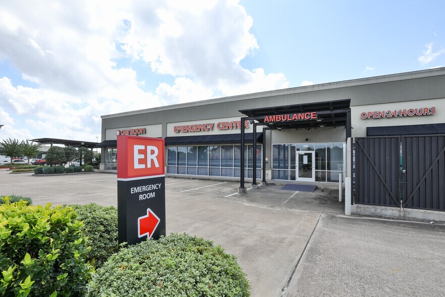 More Photos Of 100-160 W Bay Area Blvd, Webster General Retail For Sale