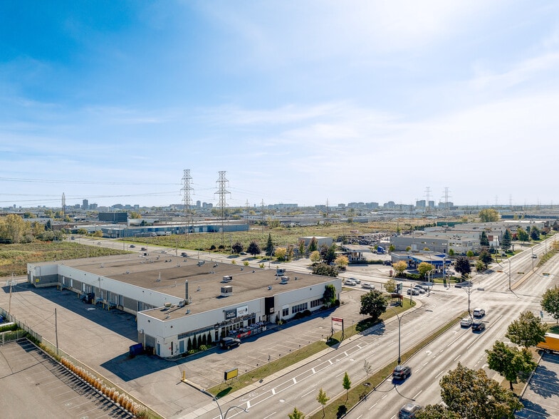 More Photos Of 3505-3541 Boul Le Corbusier, Laval Warehouse For Lease