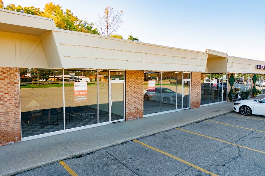 More Photos Of 1110-1126 N Pontiac Trail, Walled Lake Freestanding For Lease
