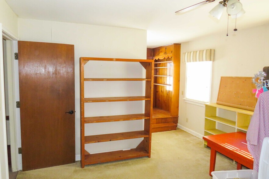 More Photos Of 1245 S Fabrique Dr, Wichita Flex For Sale