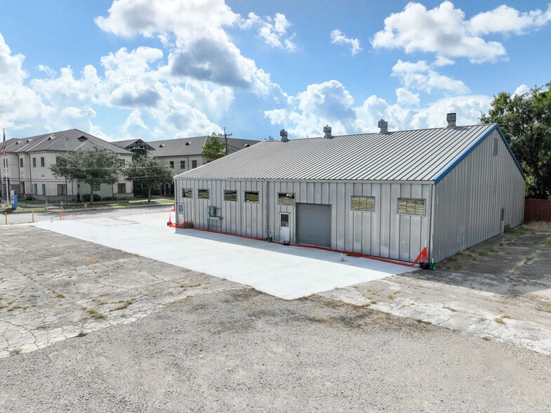 More Photos Of 124 E Cypress St, Lafayette Warehouse For Lease
