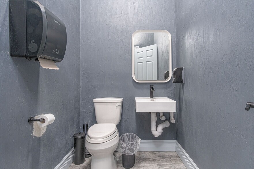 More Photos Of 2036 S Ridgewood Ave, Daytona Beach Medical For Sale