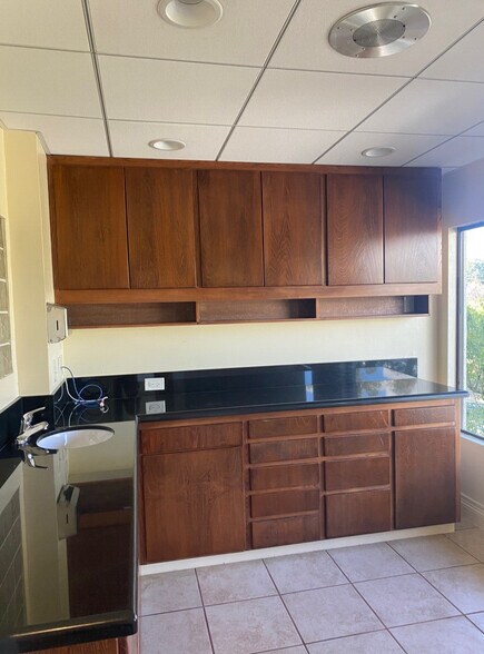 More Photos Of 23111 Ventura Blvd, Woodland Hills Medical For Lease