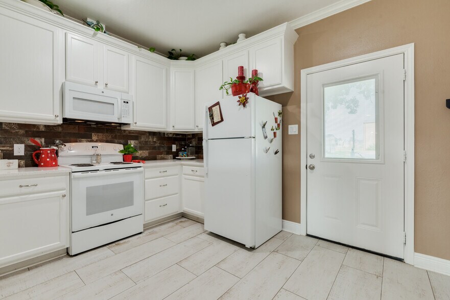 More Photos Of 16610 Mueschke Rd, Cypress Office Residential For Lease