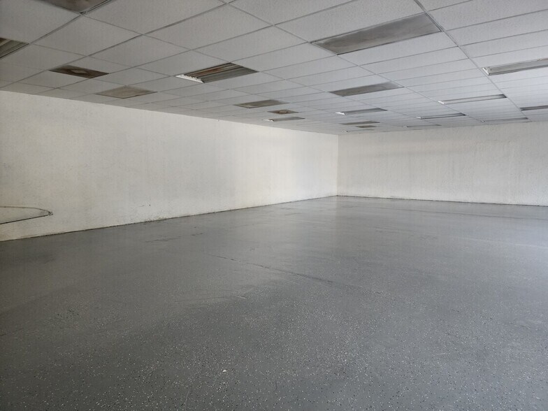 More Photos Of 284 S Center St, Pierson Auto Repair For Lease