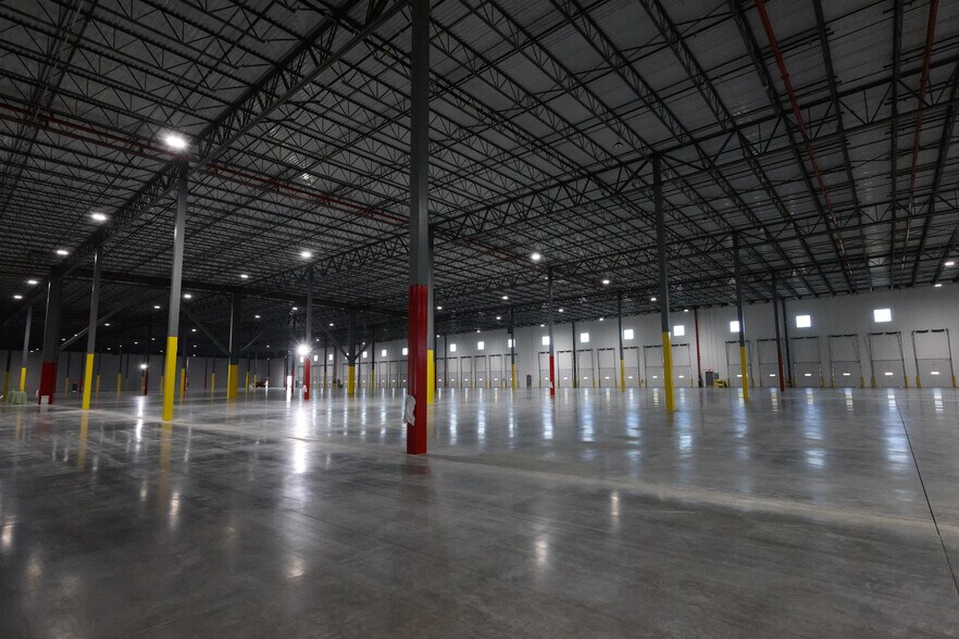 More Photos Of 1 Nassau Pl, Staten Island Warehouse For Lease