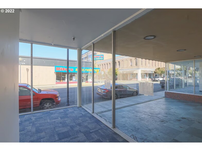 More Photos Of 181 Anderson Ave, Coos Bay Department Store For Sale