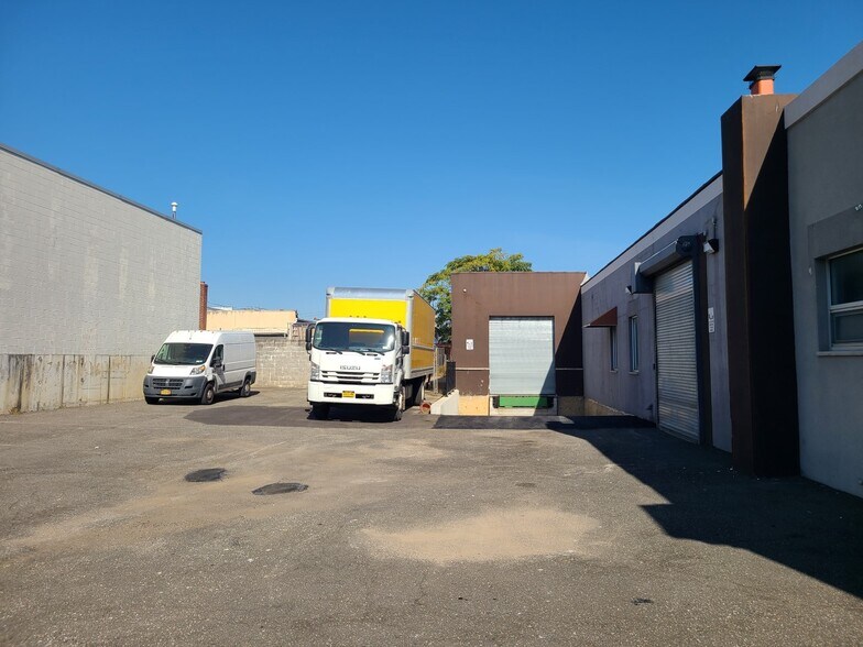 More Photos Of 51 Rushmore St, Westbury Warehouse For Lease