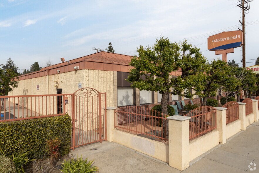 More Photos Of 16605 Sherman Way, Van Nuys Freestanding For Lease