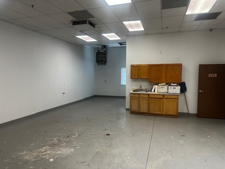 More Photos Of 7505 E Harvard Ave, Denver Flex For Sale