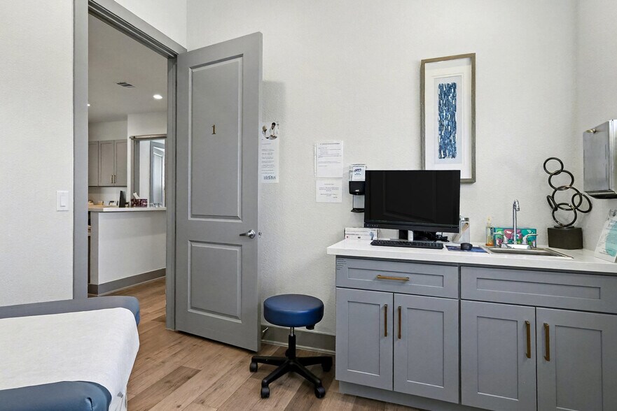 More Photos Of 205 Bella Katy Dr, Katy Medical For Sale