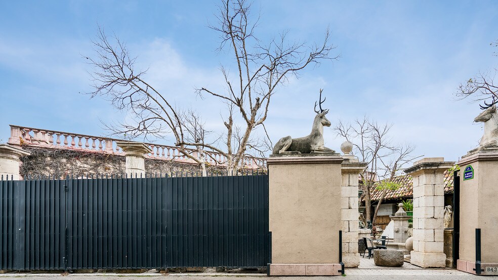 More Photos Of 8435 Melrose Ave, West Hollywood Storefront For Sale