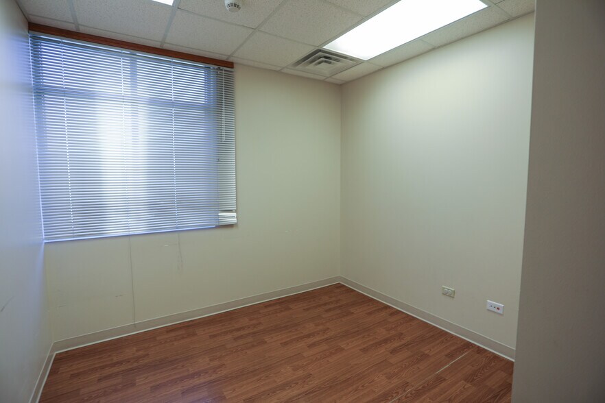 More Photos Of 16001-16009 Executive Dr, Crest Hill Office For Lease