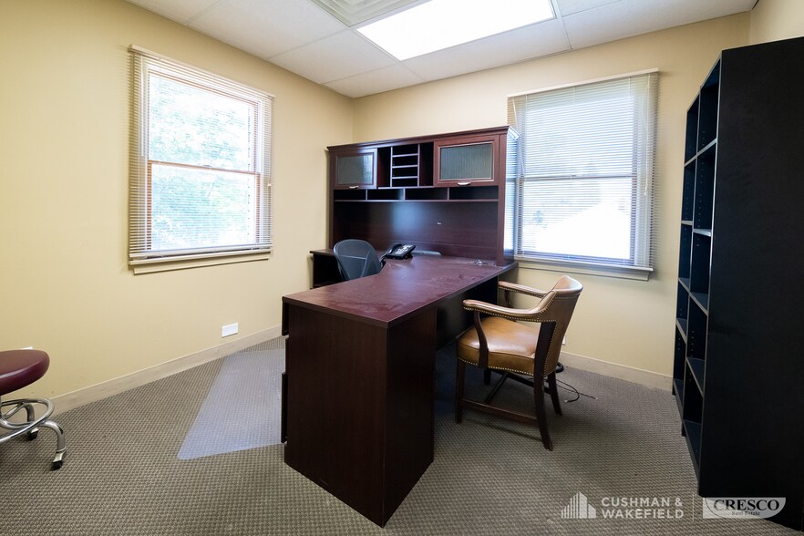 More Photos Of 5555 Mayfield Rd, Cleveland Office For Sale