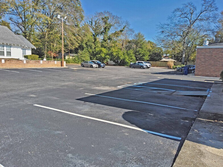 More Photos Of 2301 Devine St, Columbia General Retail For Lease