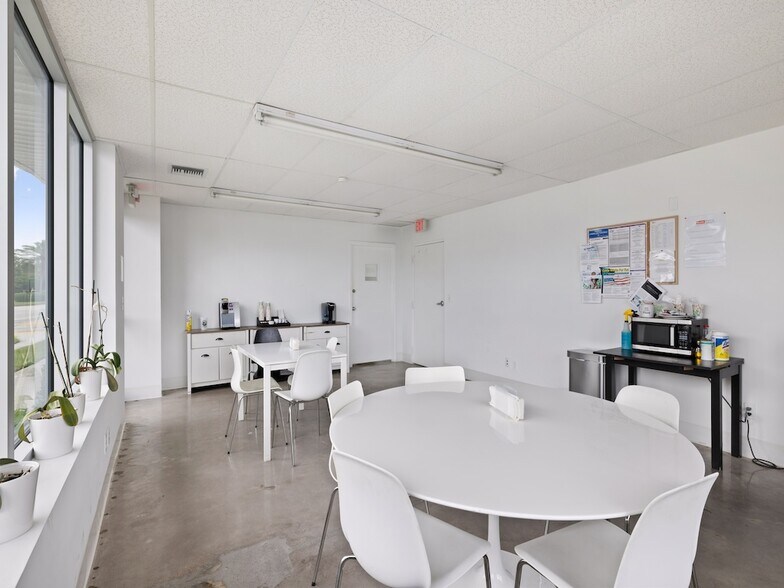 More Photos Of 675 US Highway 1, Vero Beach Warehouse For Lease