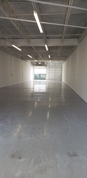 More Photos Of 216 NE 33rd St, Oakland Park Warehouse For Lease