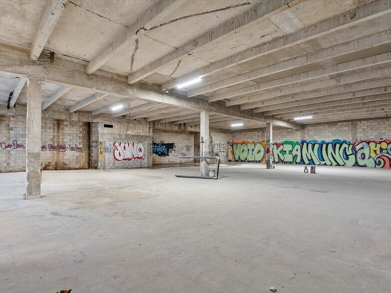 More Photos Of 301 NW 36th St, Miami General Retail For Sale