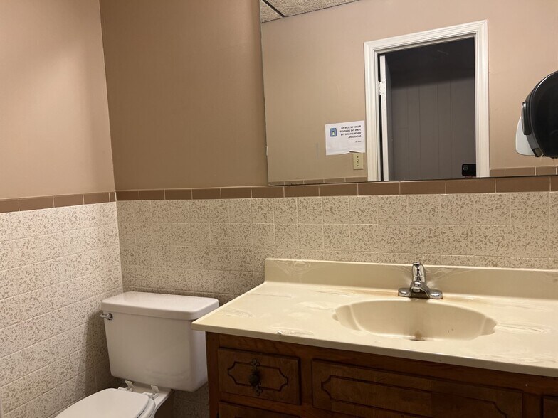 More Photos Of 302 Pointer Trl W, Van Buren Office For Sale