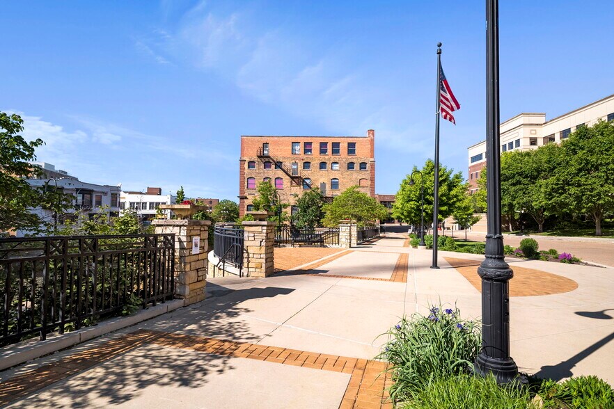 More Photos Of 31 W Downer Pl, Aurora Office For Sale